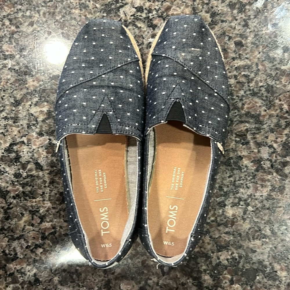 Toms slip on shoes. Barely worn and in nearly new condition.